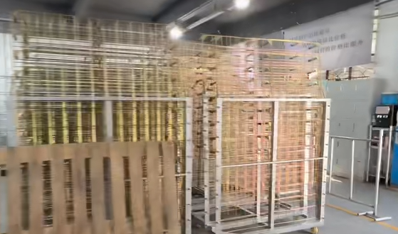 Warsztatowa ława przemysłowa wykonana z aluminiowych rur z wyjmowanymi, niestandardowymi półkami, przeznaczona do zastosowań o dużym obciążeniu